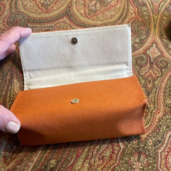 Tory Burch sunglasses case rust color with gold logo - Picture 2 of 2